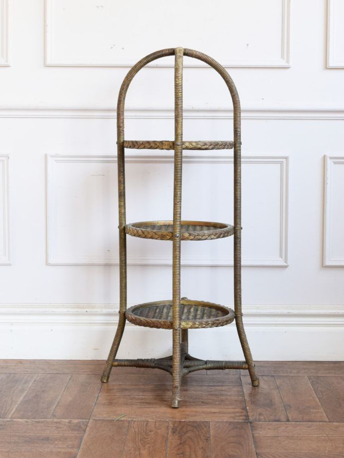 ケーキスタンドの後ろ姿