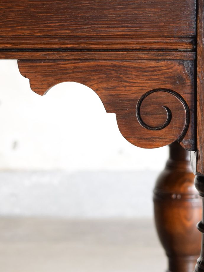 アンティークテーブルの彫