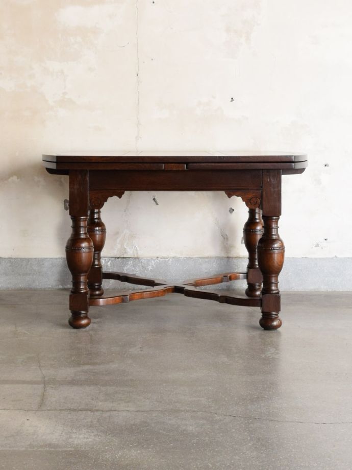 伸長式テーブルの側面