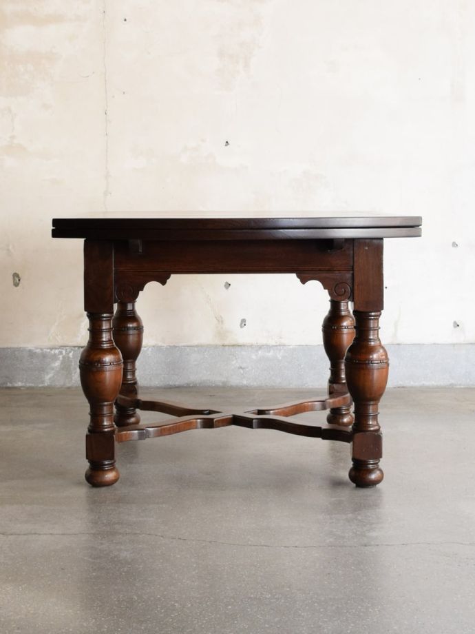 ドローリーフテーブルの横顔