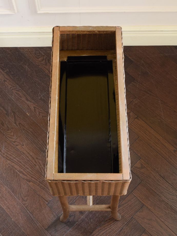 アンティークのプランツスタンドの中