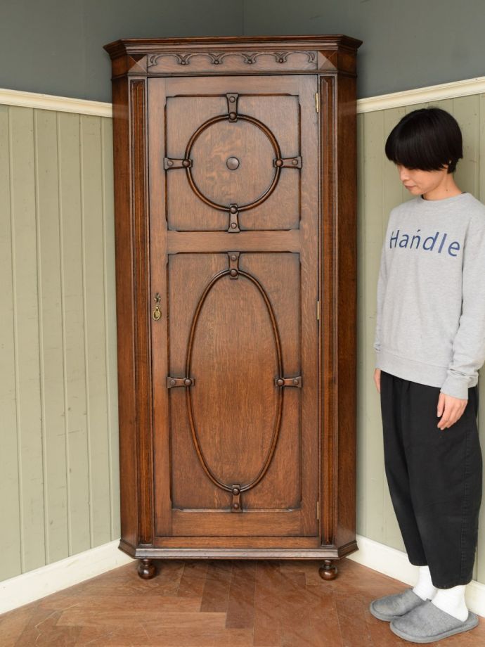 英国アンティークのワードローブ