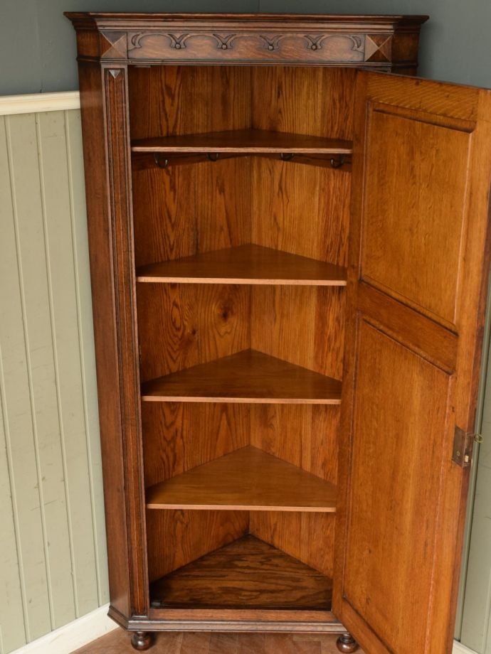 ワードローブの扉の中