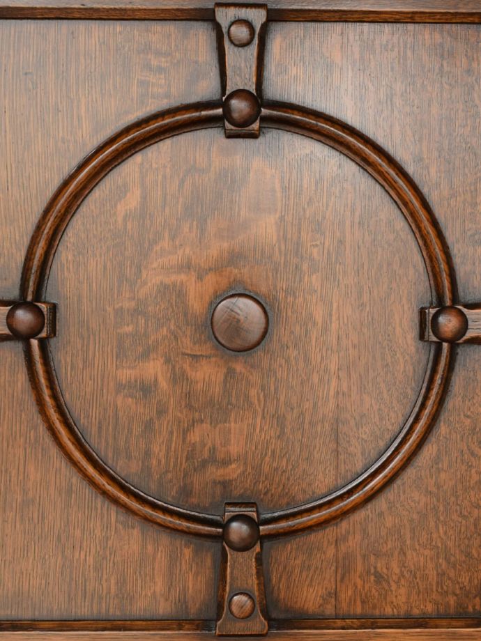 アンティークキャビネットの彫