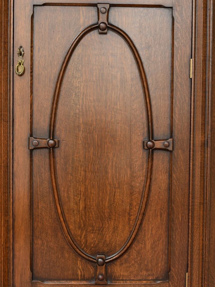 アンティーク家具らしい装飾