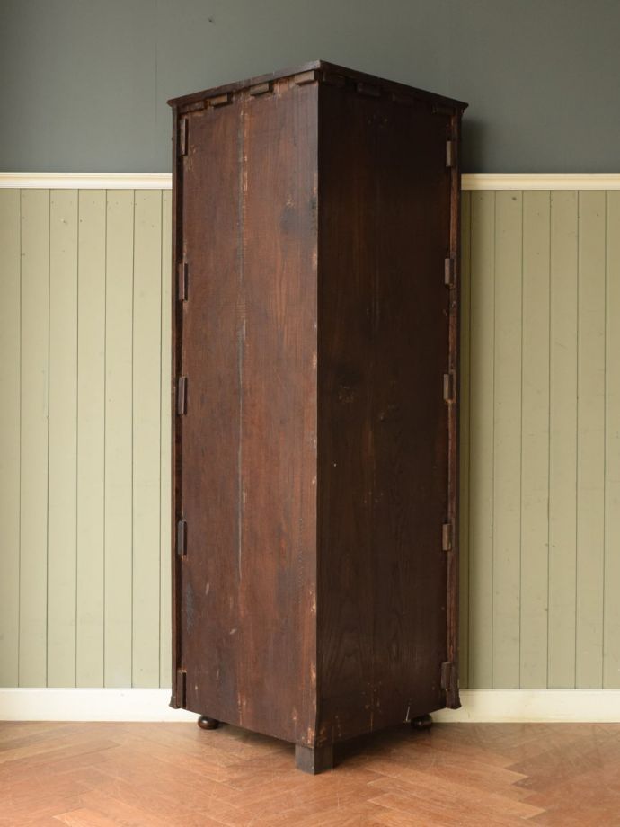 キャビネットの後ろ姿