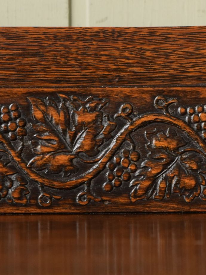 アンティーク家具らしい装飾