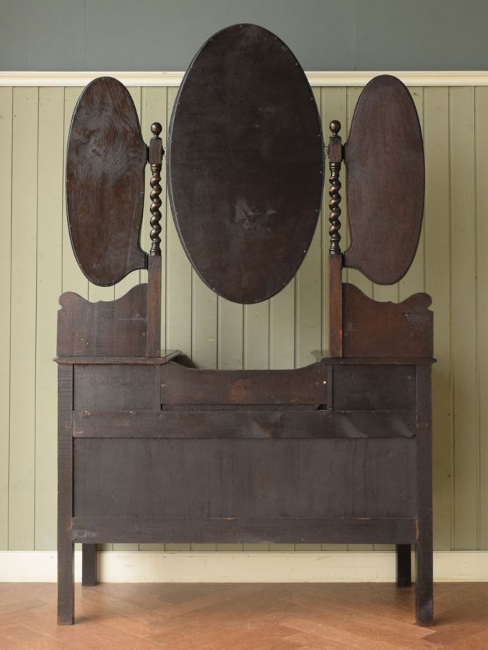 ドレッサーの後ろ姿