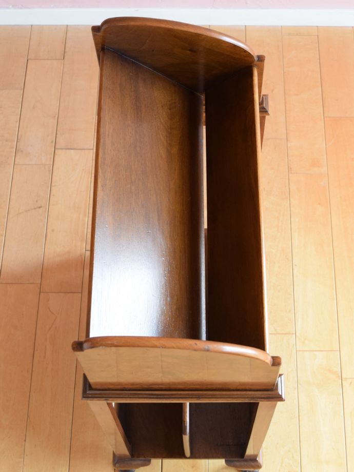 アンティークのマガジンラック