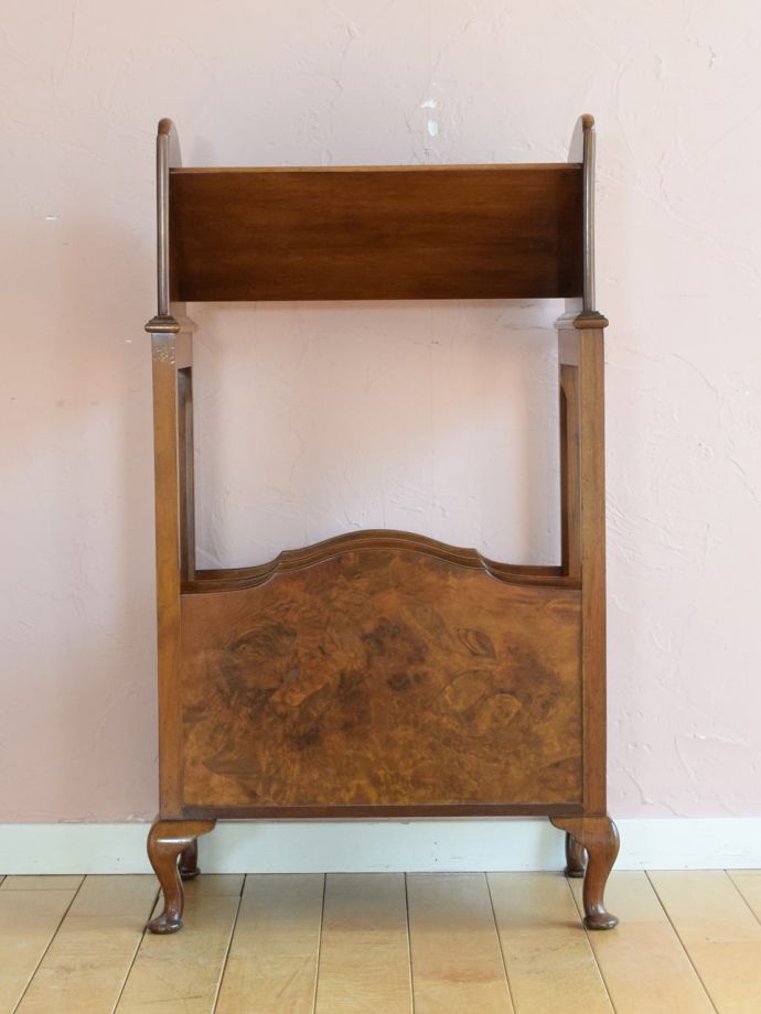 マガジンラックの後ろ姿