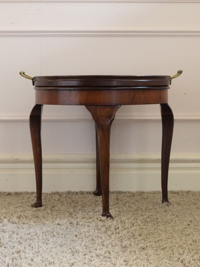 コーヒーテーブルの後ろ姿