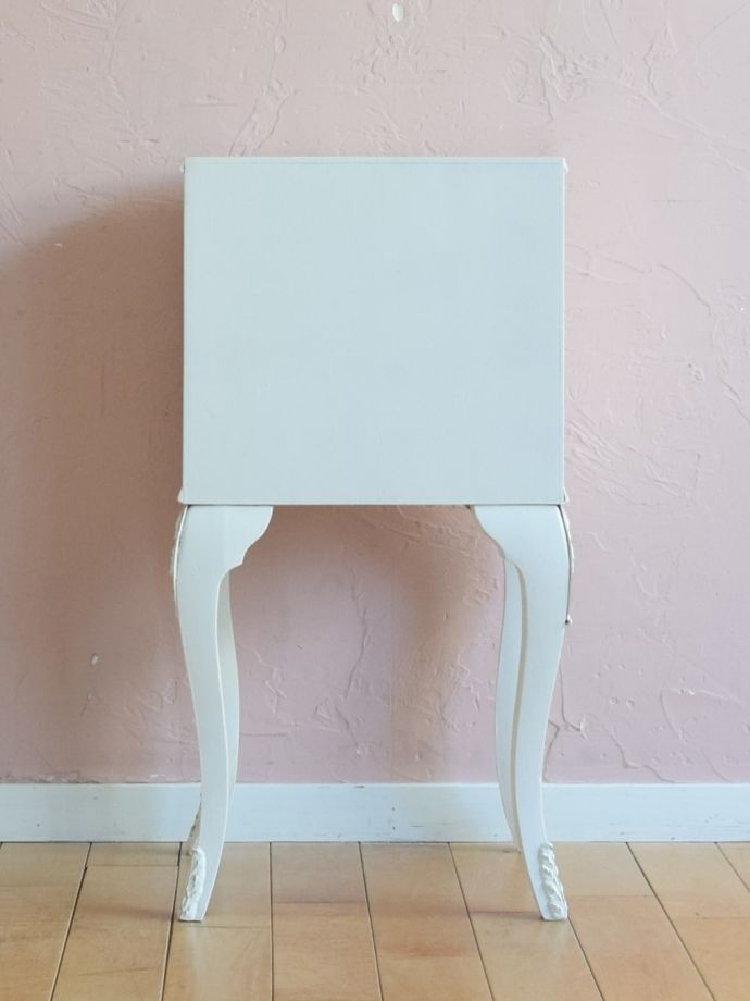 チェストの後ろ姿