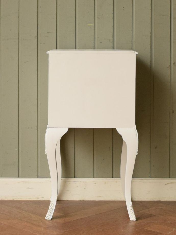 チェストの後ろ姿