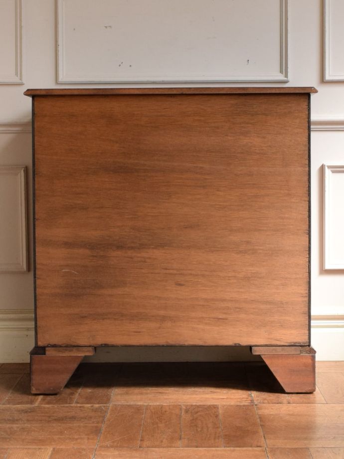 アンティークチェストの後ろ姿