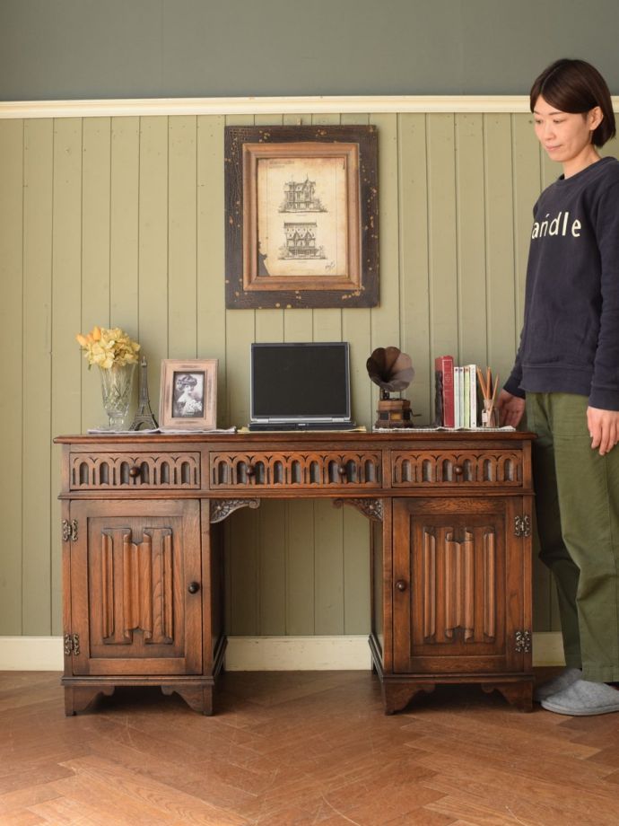 英国アンティークのデスク