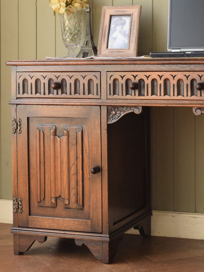 アンティークデスクの美しい木目