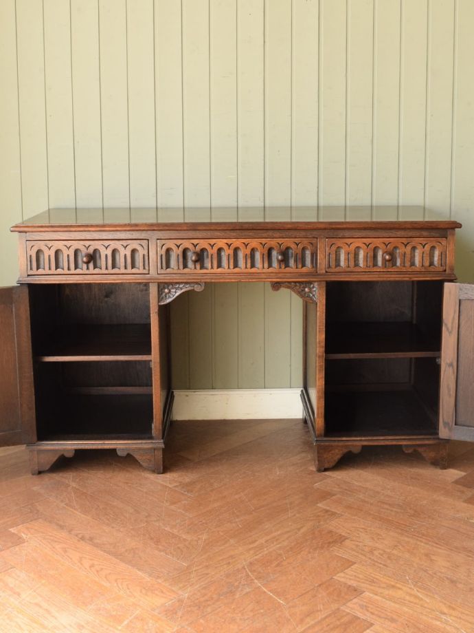 書斎机の扉の中