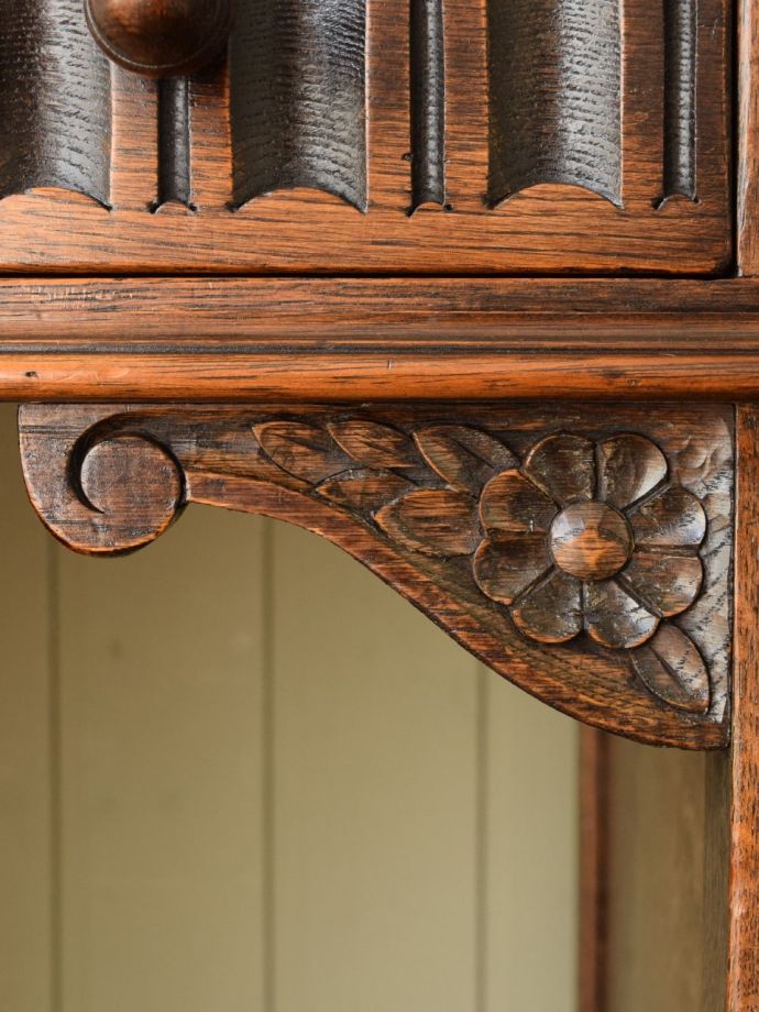 英国アンティーク家具らしい装飾