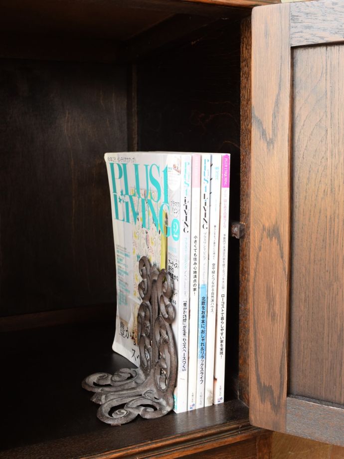 書斎デスクの扉を開けると