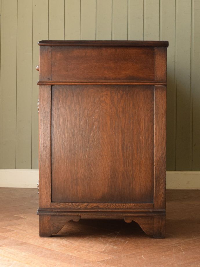 書斎デスクの側面