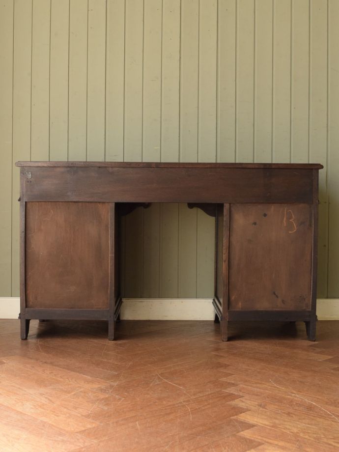 アンティークデスクの後ろ姿