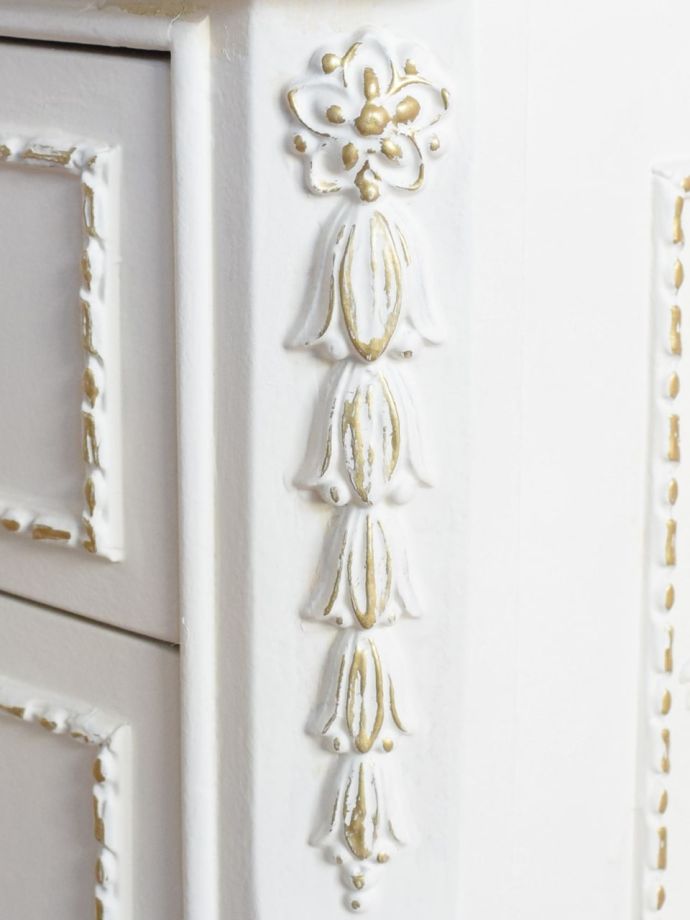 フランスアンティーク家具らしい装飾