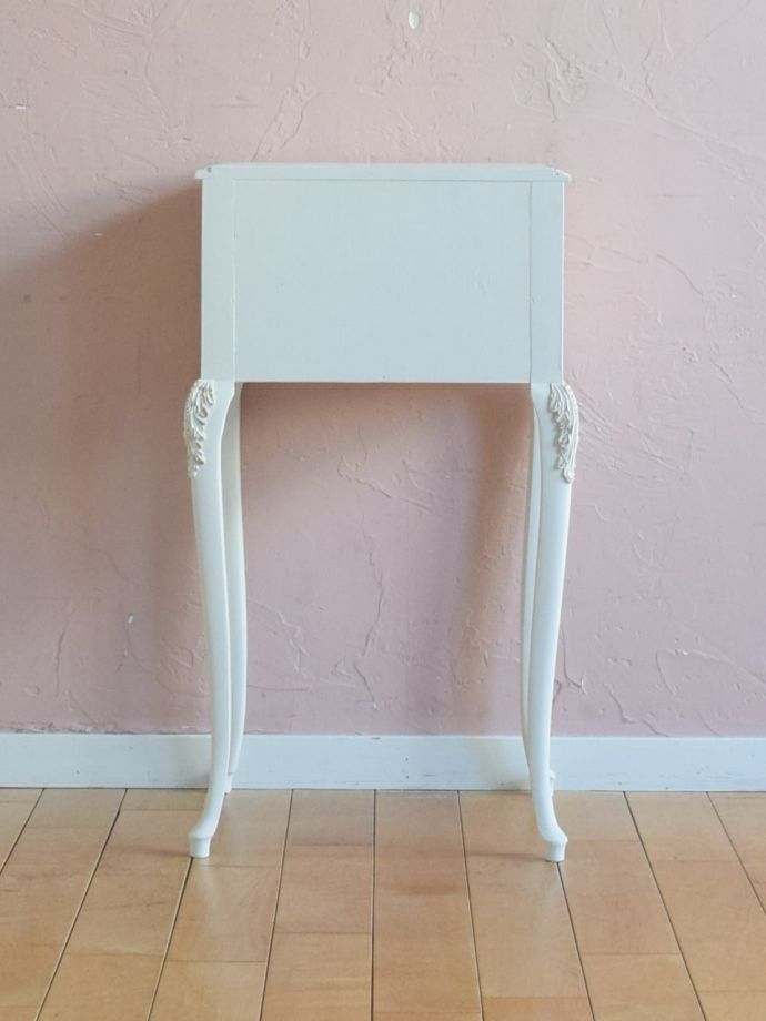 チェストの後ろ姿