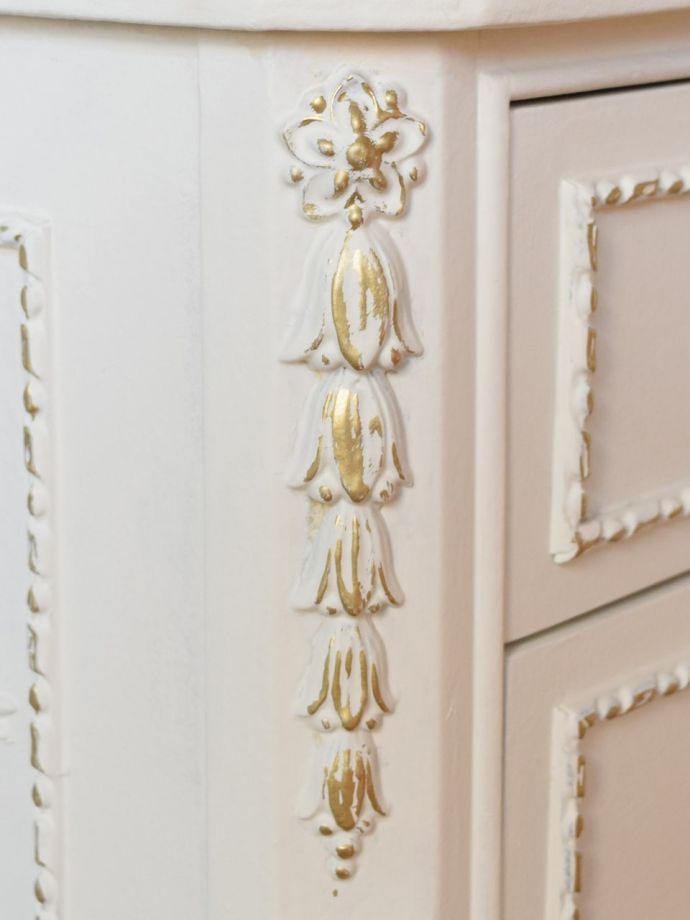 フランスアンティーク家具らしい装飾