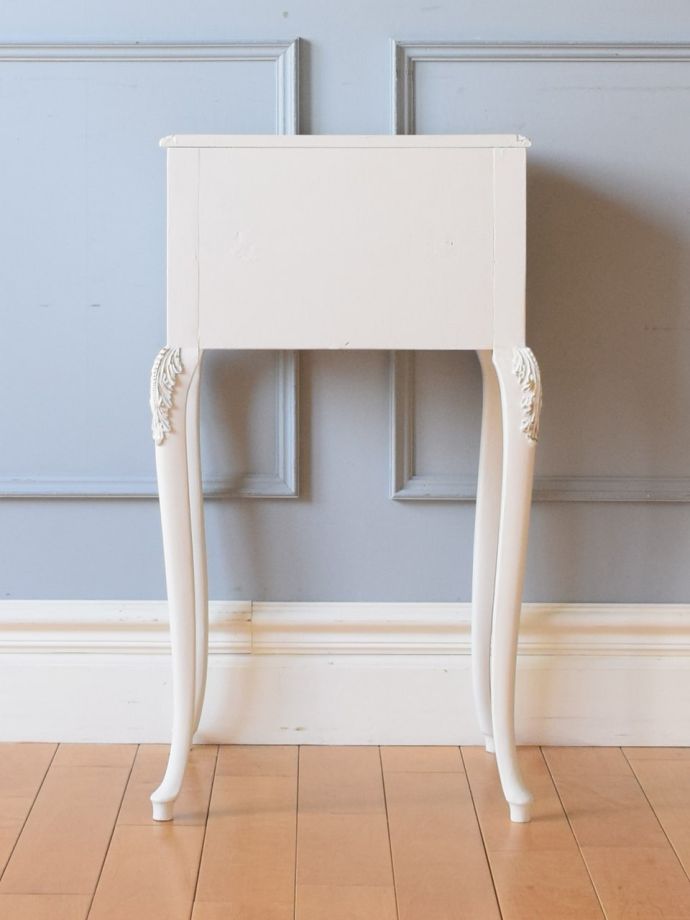 チェストの後ろ姿