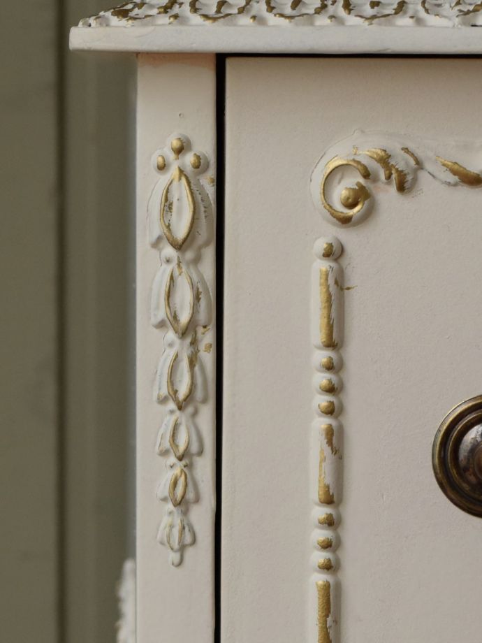 フランスアンティーク家具らしい装飾