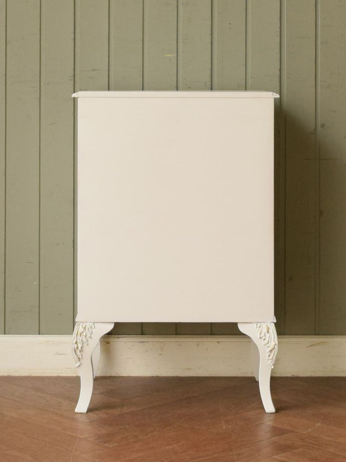 チェストの後ろ姿