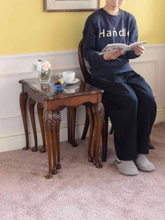 英国スタイルのアンティークテーブル