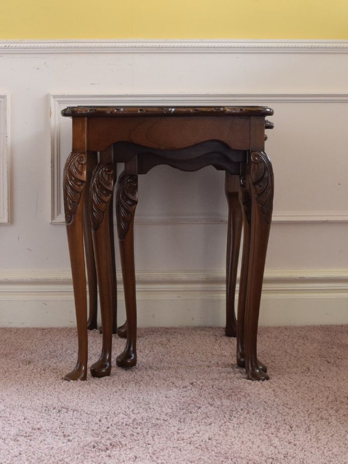 ネストテーブルの横顔