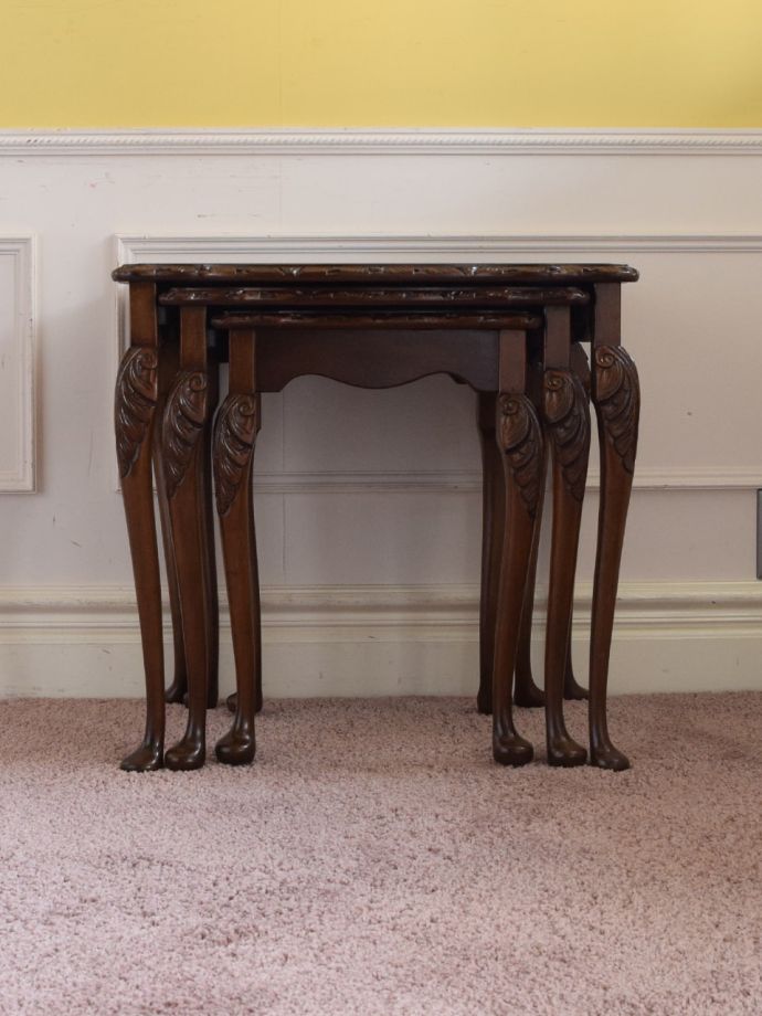 アンティークのネストテーブル