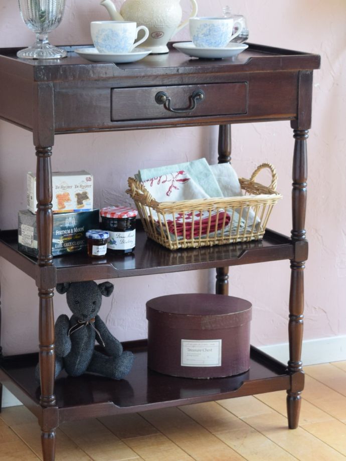アンティークのオープンシェルフ