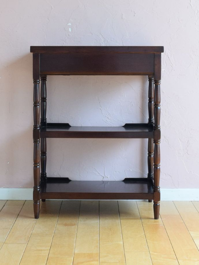 オープンシェルフの後ろ姿