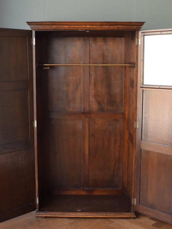 ワードローブの扉の中