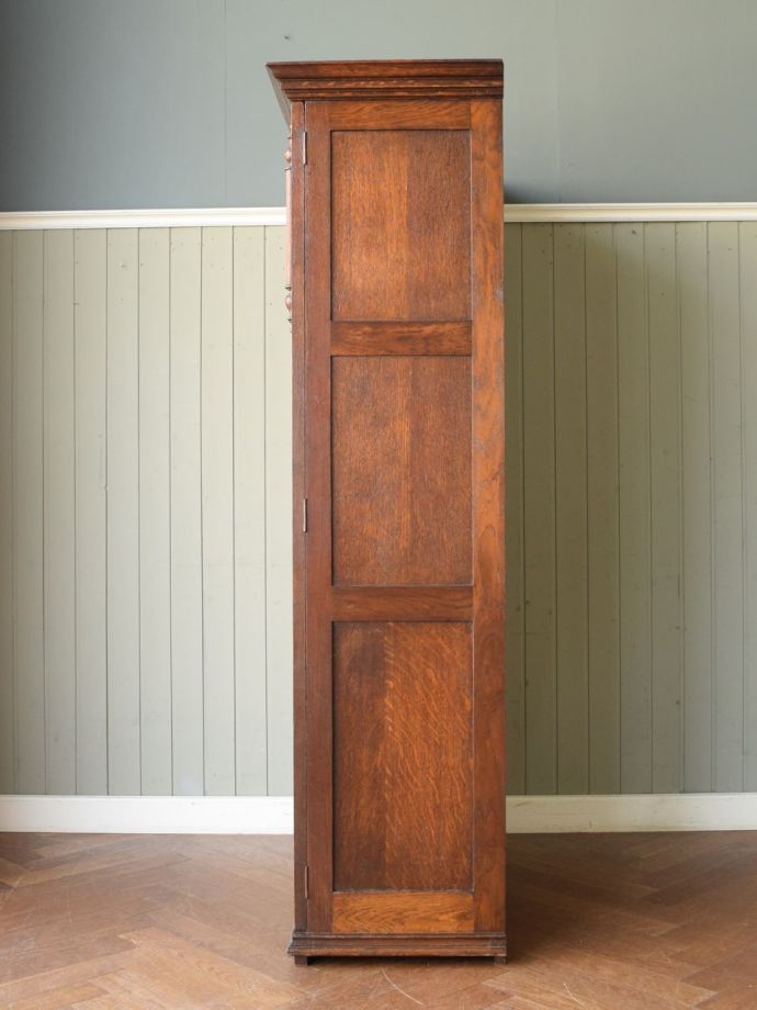 ワードローブの側面