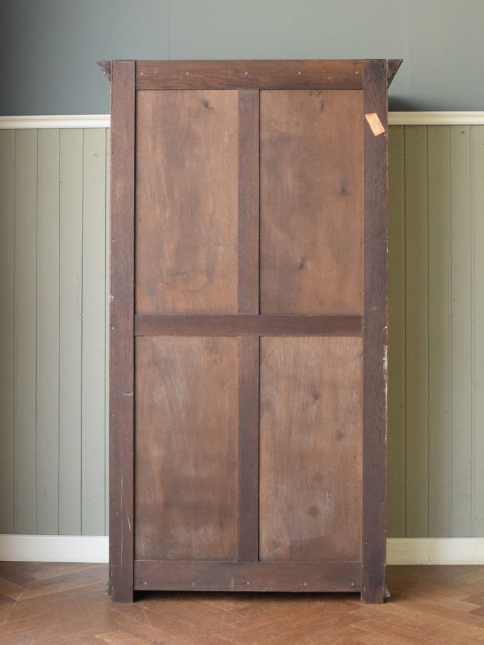 ワードローブの後ろ姿