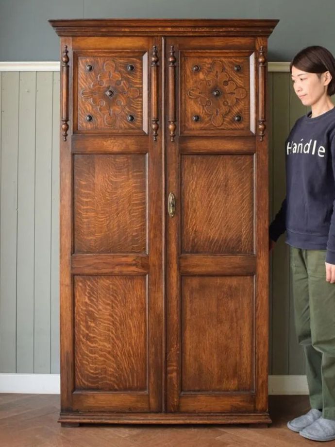 英国アンティークのワードローブ