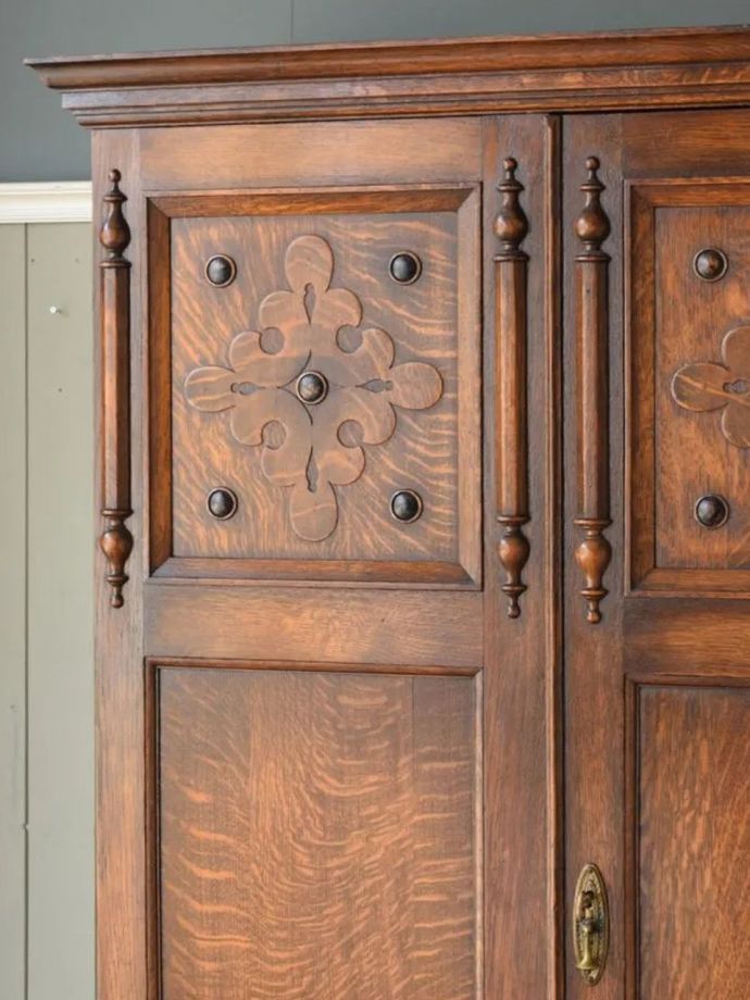 アンティーク家具らしさが漂うワードローブ