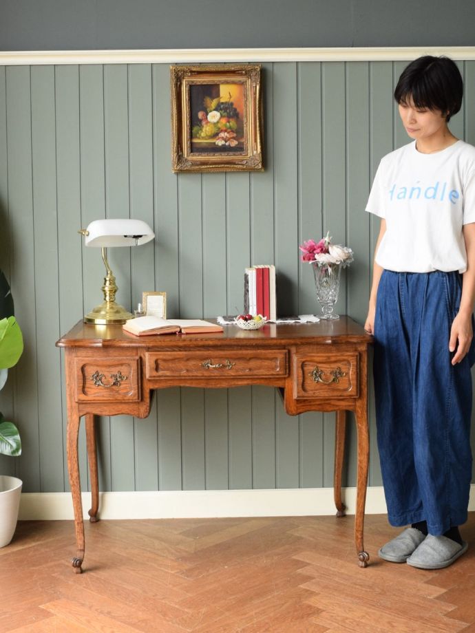 優雅な雰囲気に包まれるエレガントなデスク