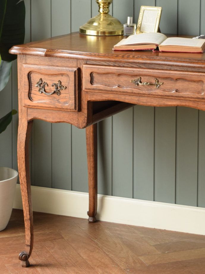 アンティークデスクの美しい木目