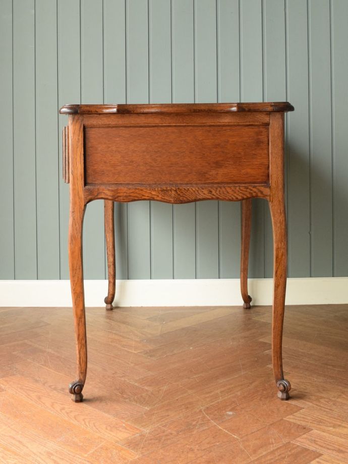 書斎デスクの側面