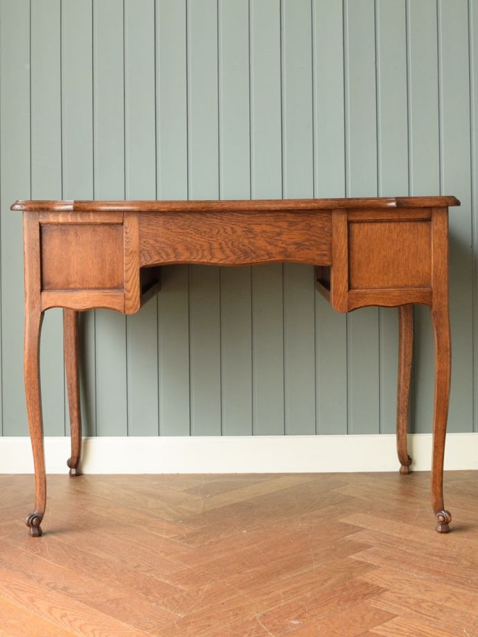 アンティークデスクの後ろ姿