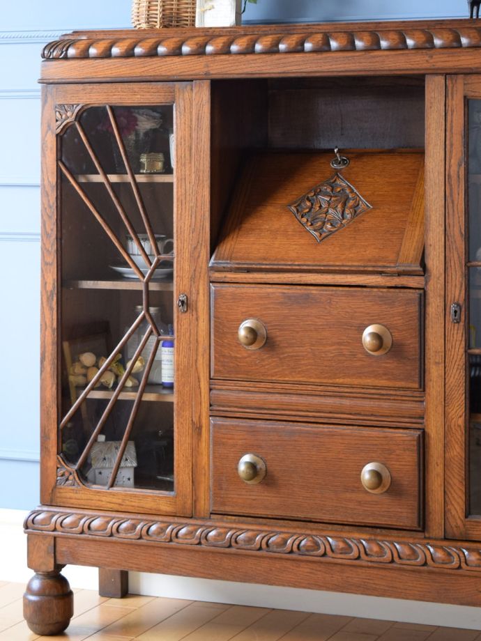 アンティーク家具らしさが漂うサイドバイサイド