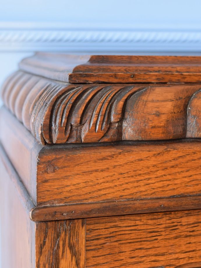 アンティーク家具の彫り