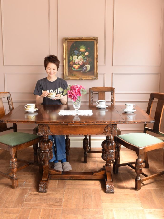 アンティークの伸長式ダイニングテーブル