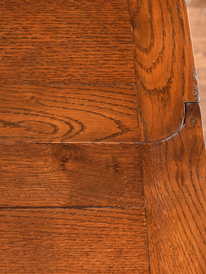 アンティークテーブルの木目