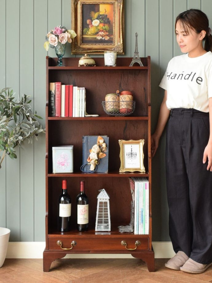 英国アンティークのキャビネット